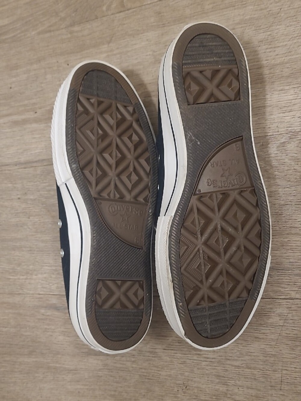NEW WITHOUT TAGS Converse Low Top Sneakers in Black and White - Picture 4 of 8